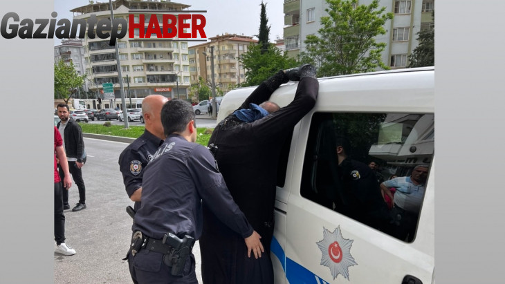 Gaziantep'in Şehitkamil İlçesine Bağlı Batıkent Mahallesi'nde Kadın Kılığında Evlere Girmeye Çalışan Şahıslar Vatandaşlar Tarafından Yakalandı