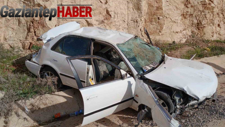 Adıyaman-Gaziantep yolunda otomobil şarampole yuvarlandı: 1 yaralı